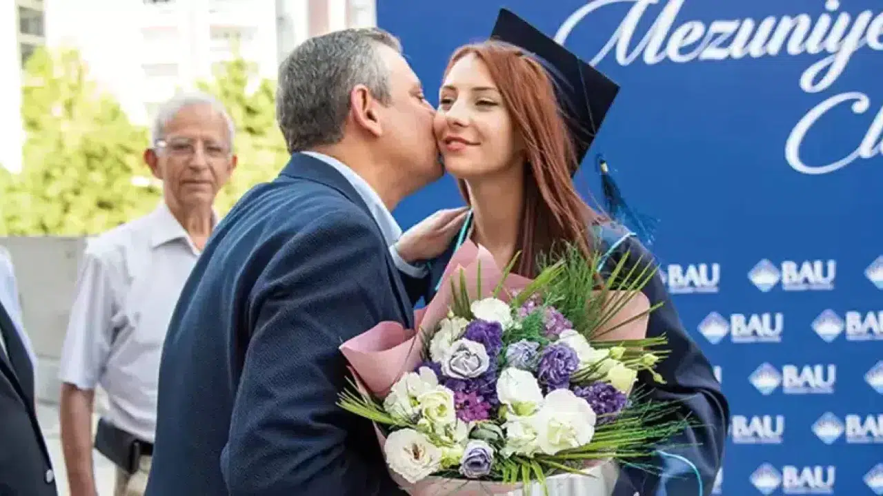 Özgür Özel’in Kızı İpek Özel Kimdir, Nerede Doğdu, Kaç Yaşında, Mesleği Ne, Sosyal Medya Hesabı Var mı, Instagram Kullanıyor mu?