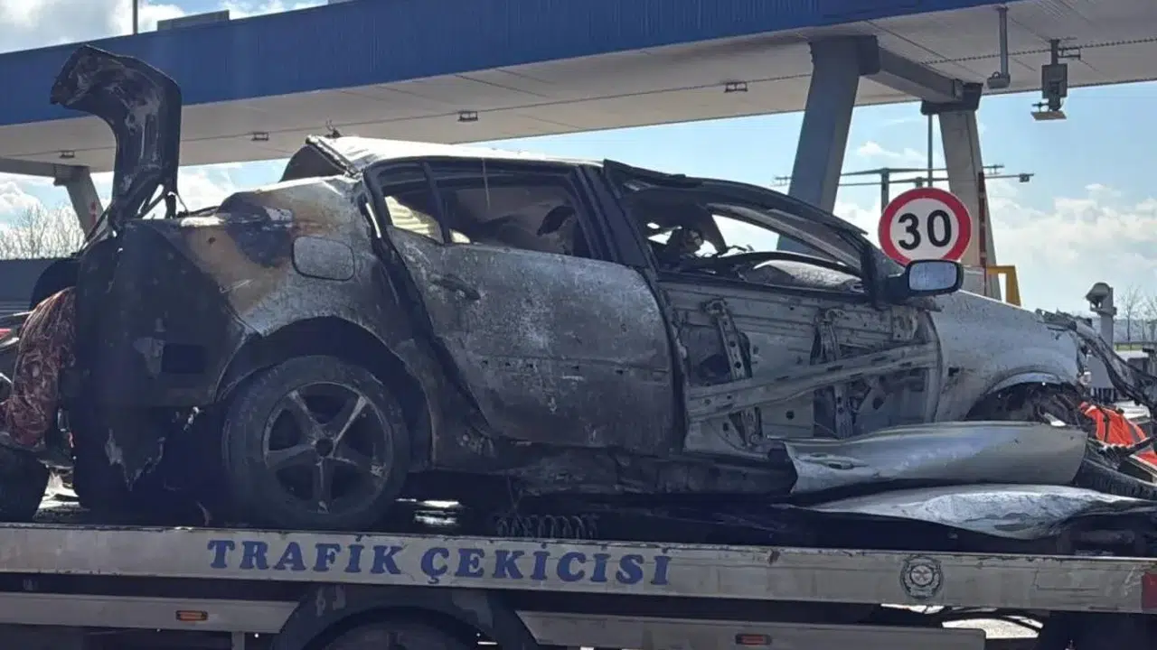 Sakarya’da feci anlar! Otomobil bariyere çarptı, alev topuna döndü!