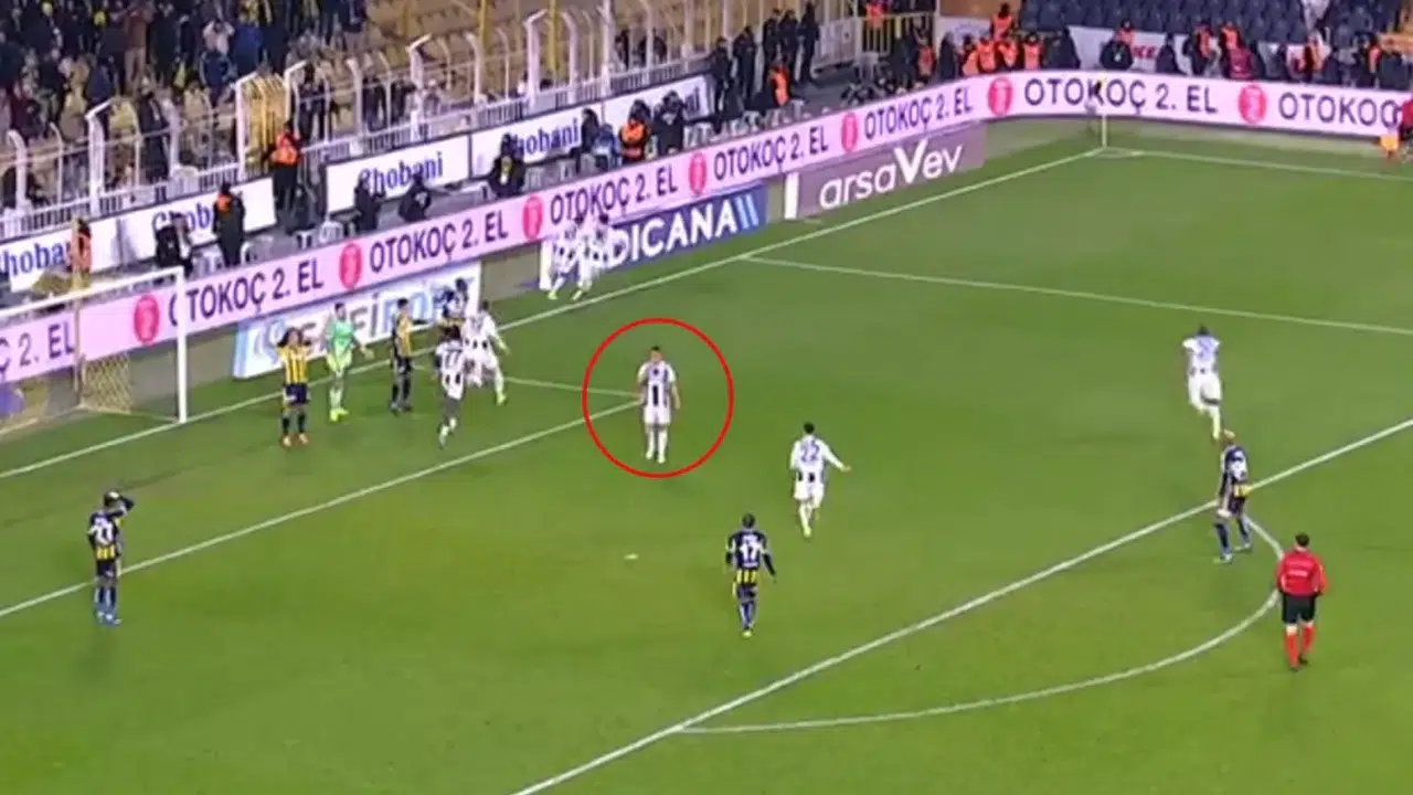 Eski Takımına Karşı Golde Tepkisiz Kaldı, İrfan Can Kahveci Gündemin Zirvesinde