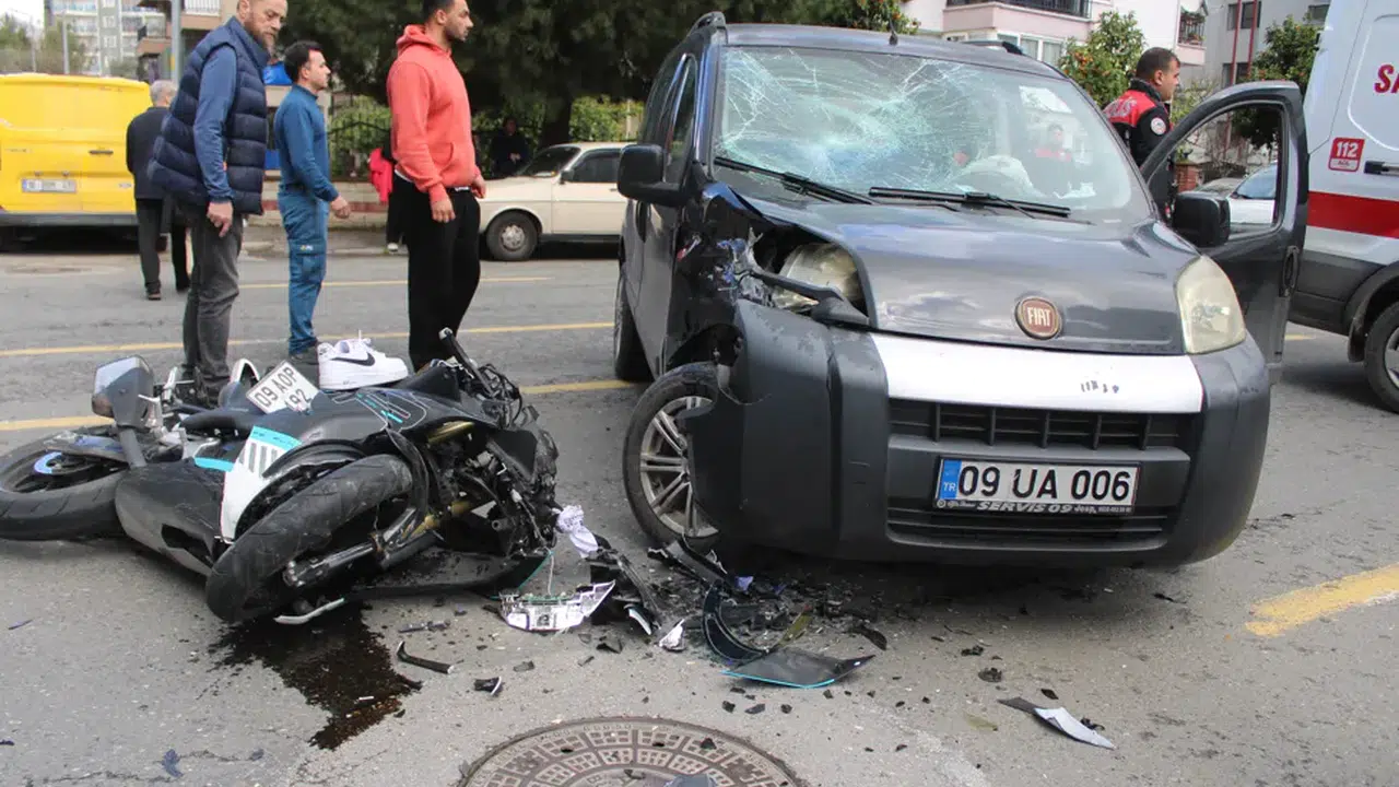 Aydın'da korkunç kaza! Motosiklet sürücüsü camlara çarptı, yola savruldu