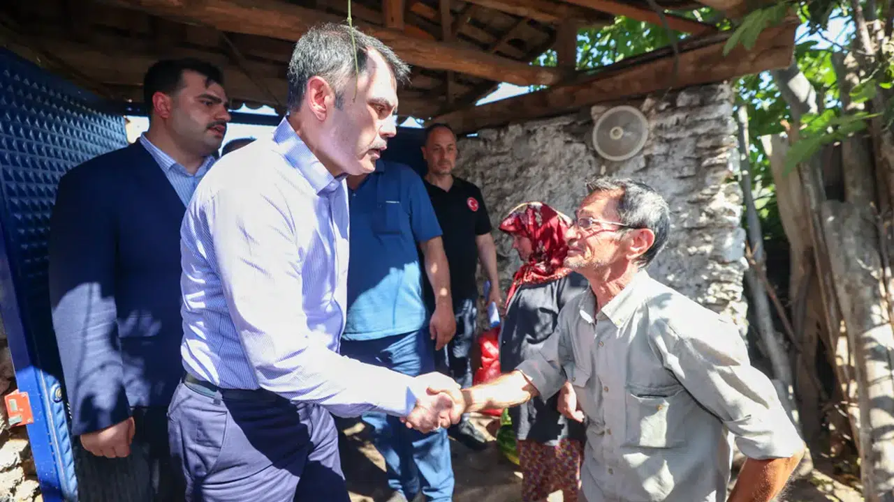 Bakan Kurum, Ödemişli Cavit Amca’nın yeni yuva sevincine ortak oldu