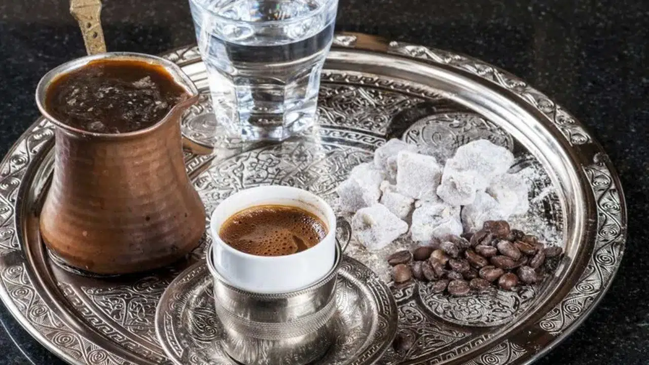 Türk kahvesinin yanında neden su verilir? Kahveden önce içilen su neyi ifade eder?