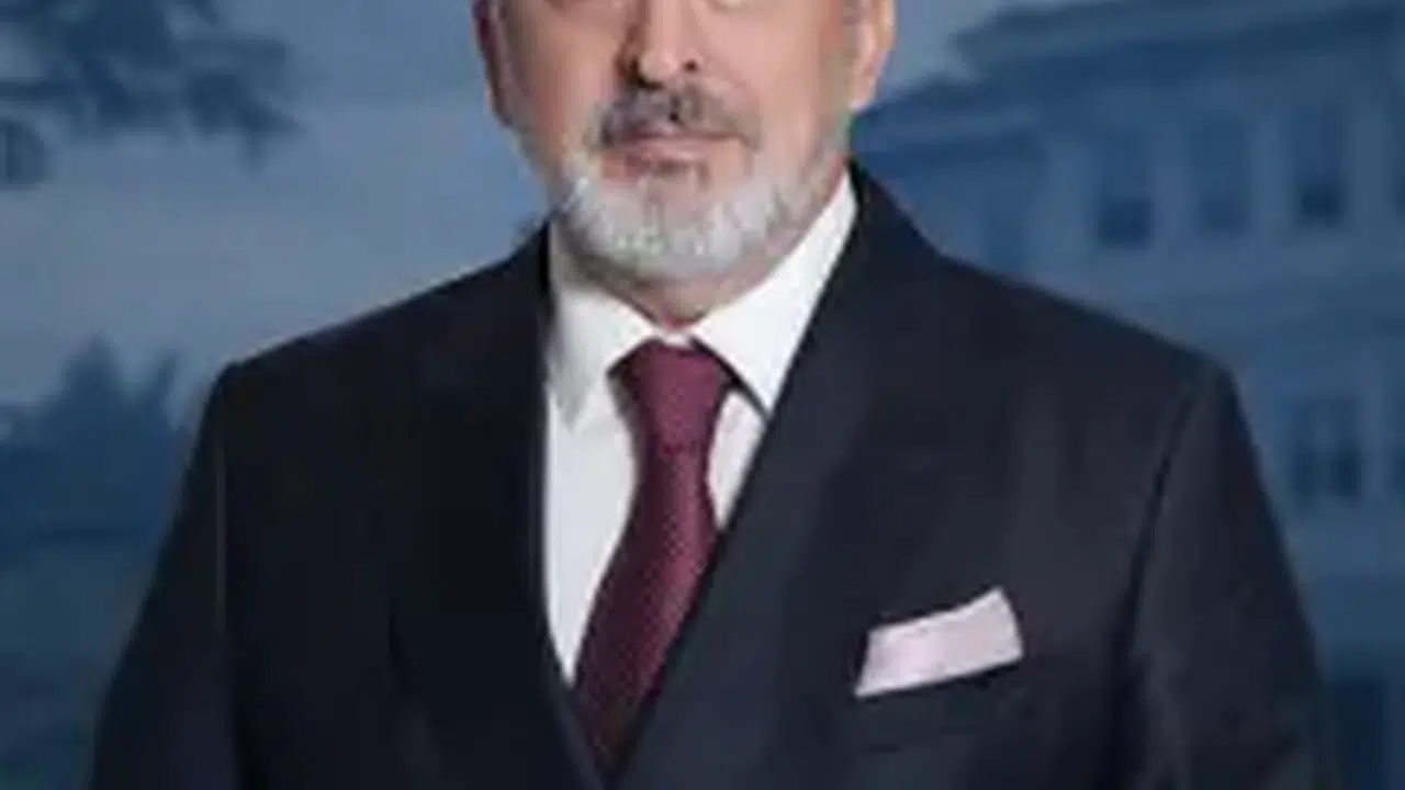 Sevdiğim Sensin Esat kim? Hüseyin Avni Danyal hangi dizilerde oynadı, yaşı kaç, aslen nereli?