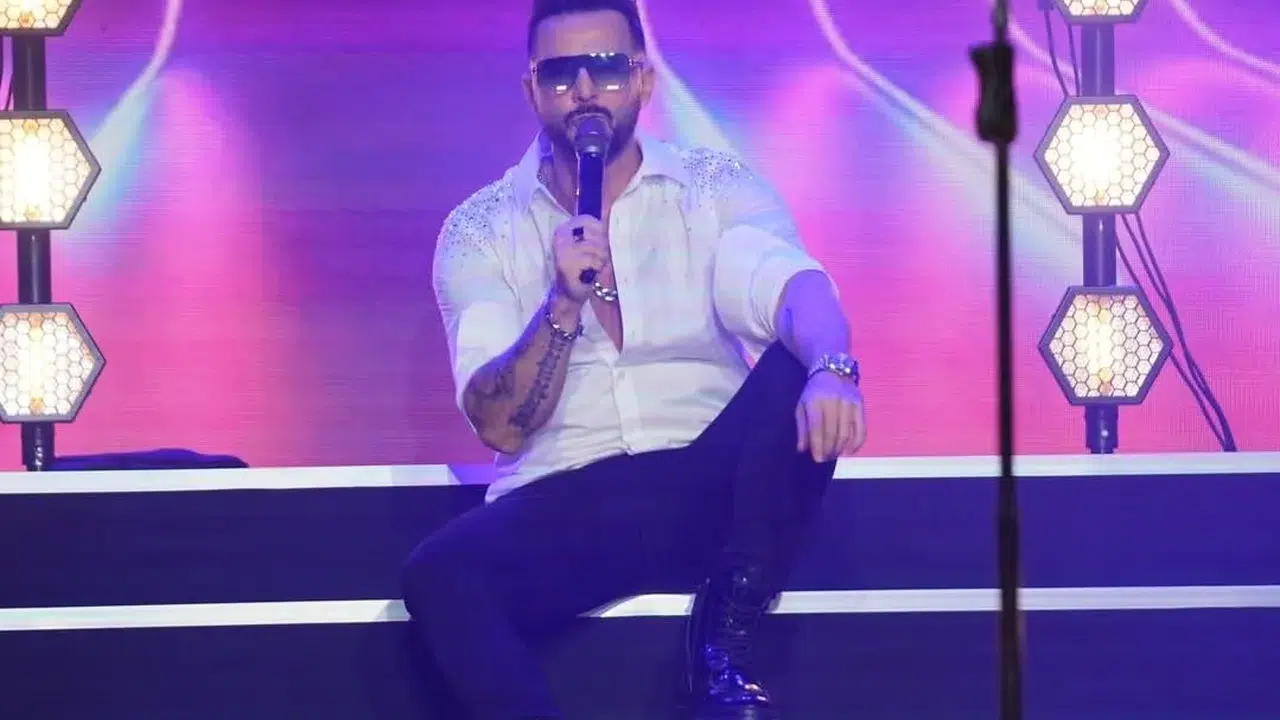 Gökhan Özen, Bostancı Gösteri Merkezi’nde hayranlarıyla buluştu