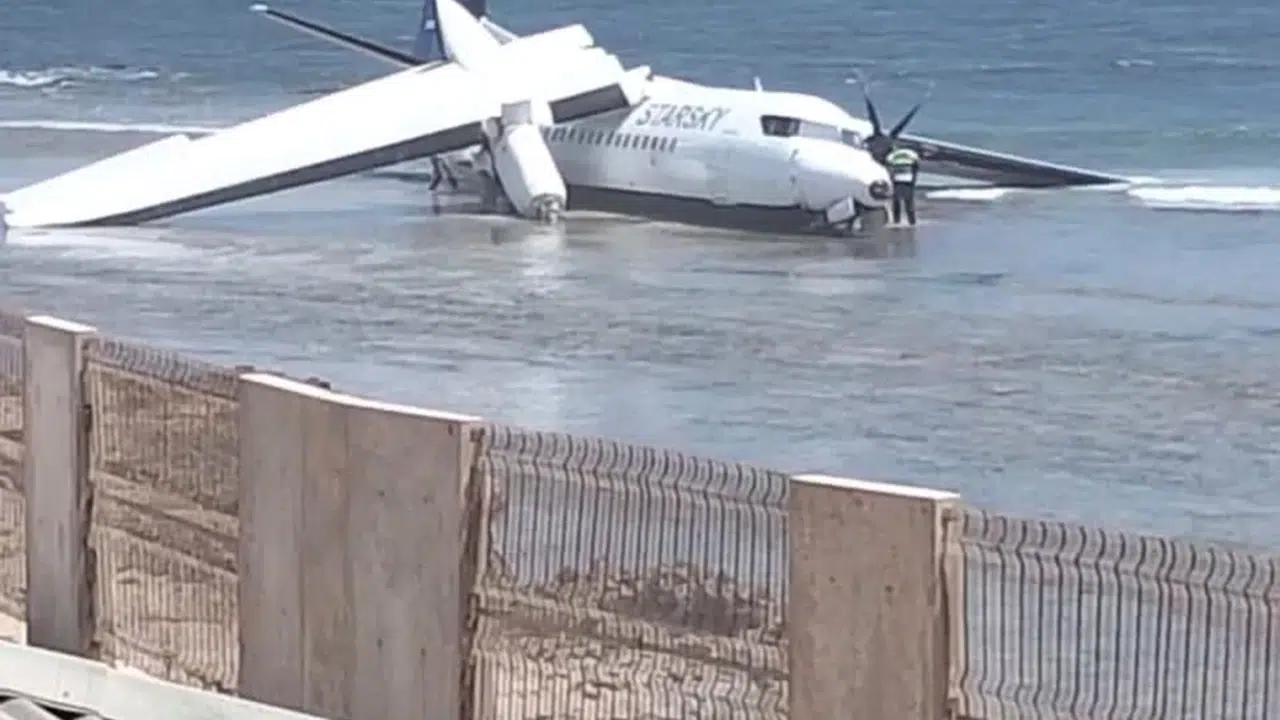 Mogadişu’da Dehşet Anları! Yolcu Uçağı Denize Çakıldı, Mucize Kurtuluş