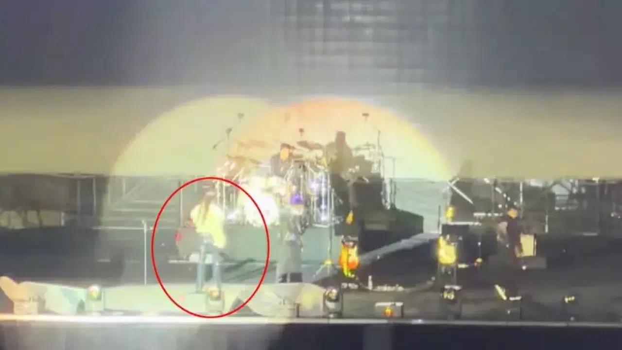 Sahnedeki anlar endişe yarattı: Ünlü şarkıcı konser sırasında yere yığıldı!