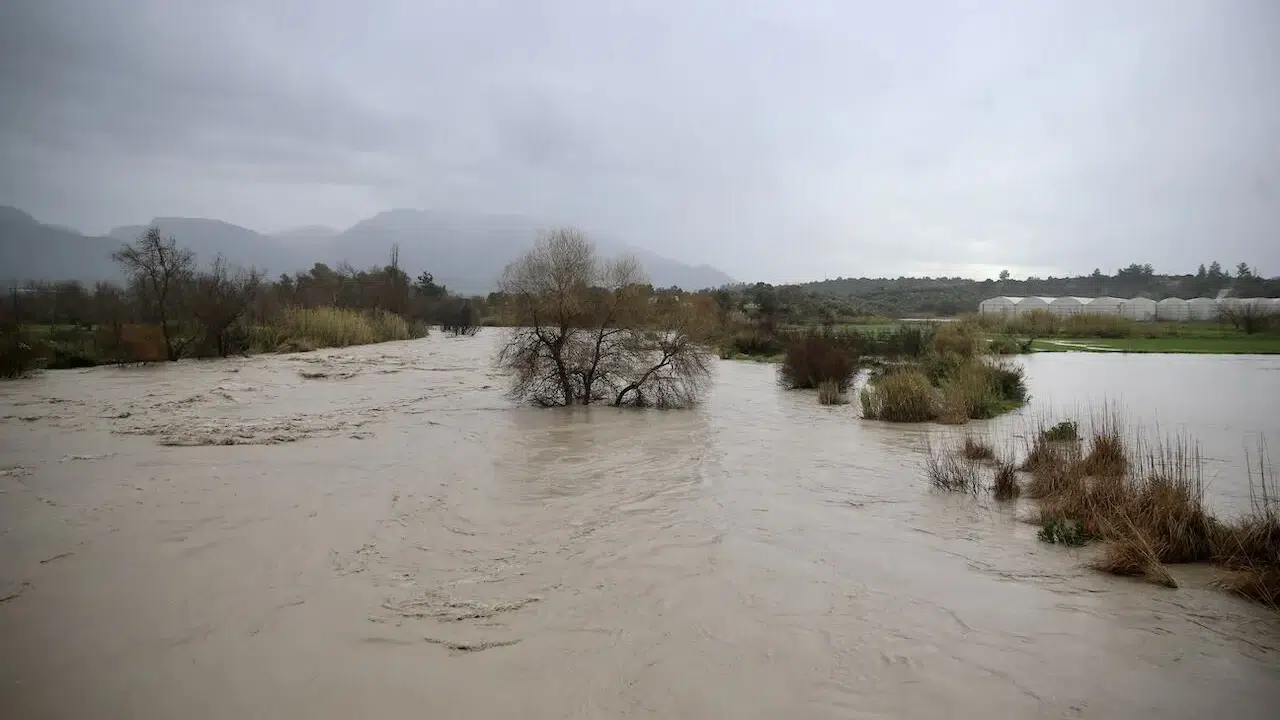 Muğla Sele Teslim Oldu! Yollar Nehire Döndü, Dereler Taştı, Botlarla Evlerine Ulaştılar