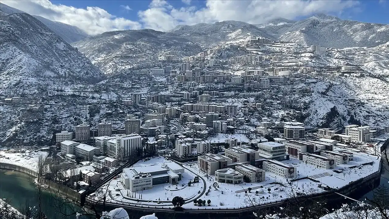 Artvin’de yarın okullar var mı yok mu? Valilik açıklama yaptı mı?