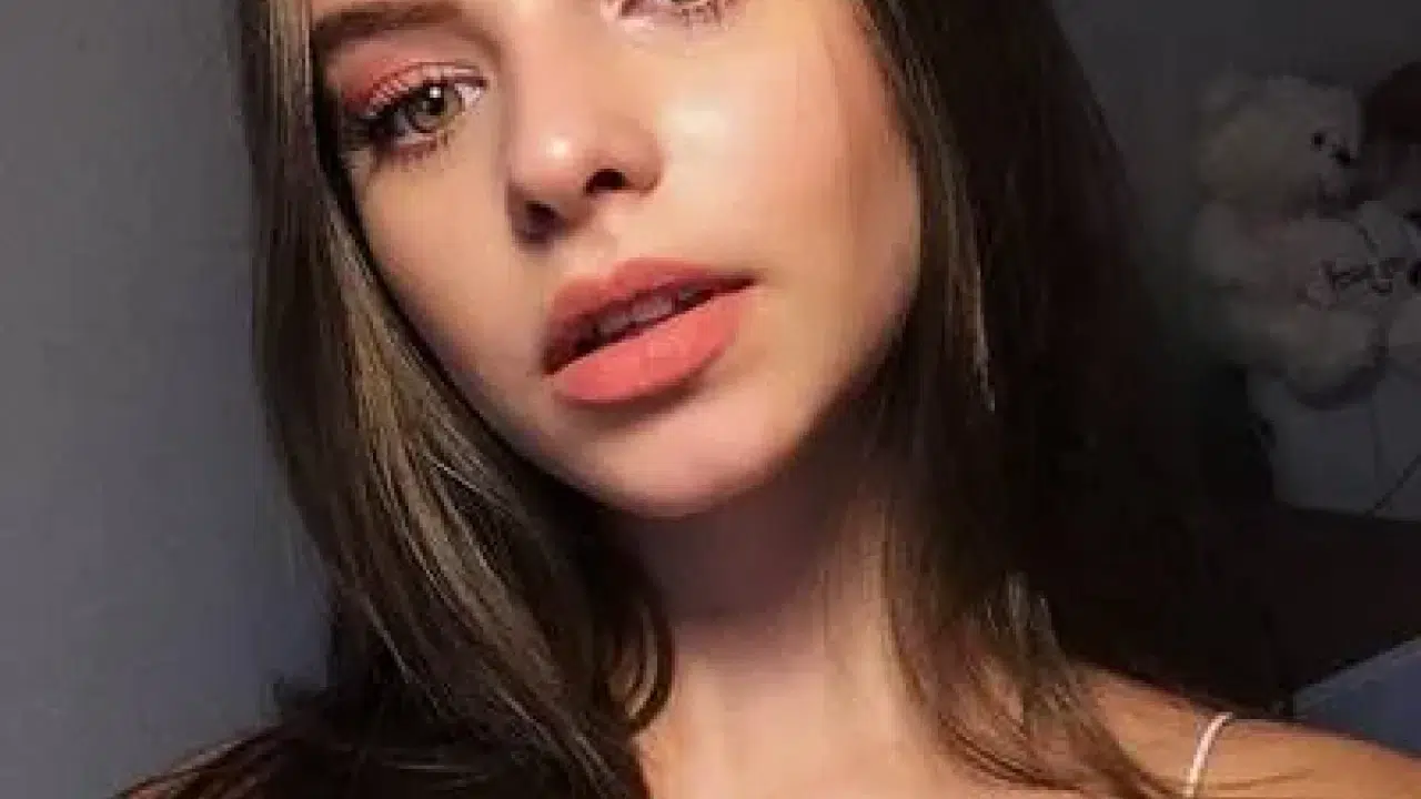 İrem Yalçınkaya Kaç Yaşında, Ne İş Yapıyor, Sevgilisi Var mı, Emir Can İğrek İle Neden Gündeme Geldi?