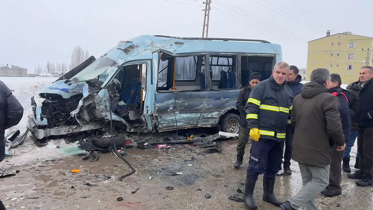 Yüksekova’da halk otobüsü ile yolcu minibüsü neden çarpıştı? öğrencilerin de aralarında bulunduğu kazada 18 kişi yaralandı