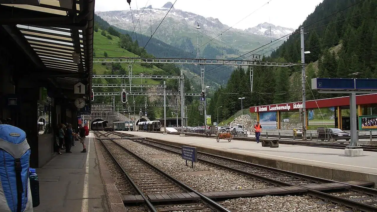 Alp Dağları Eteklerinde Panik! 80 Kişiyi Taşıyan Tren Raydan Çıktı