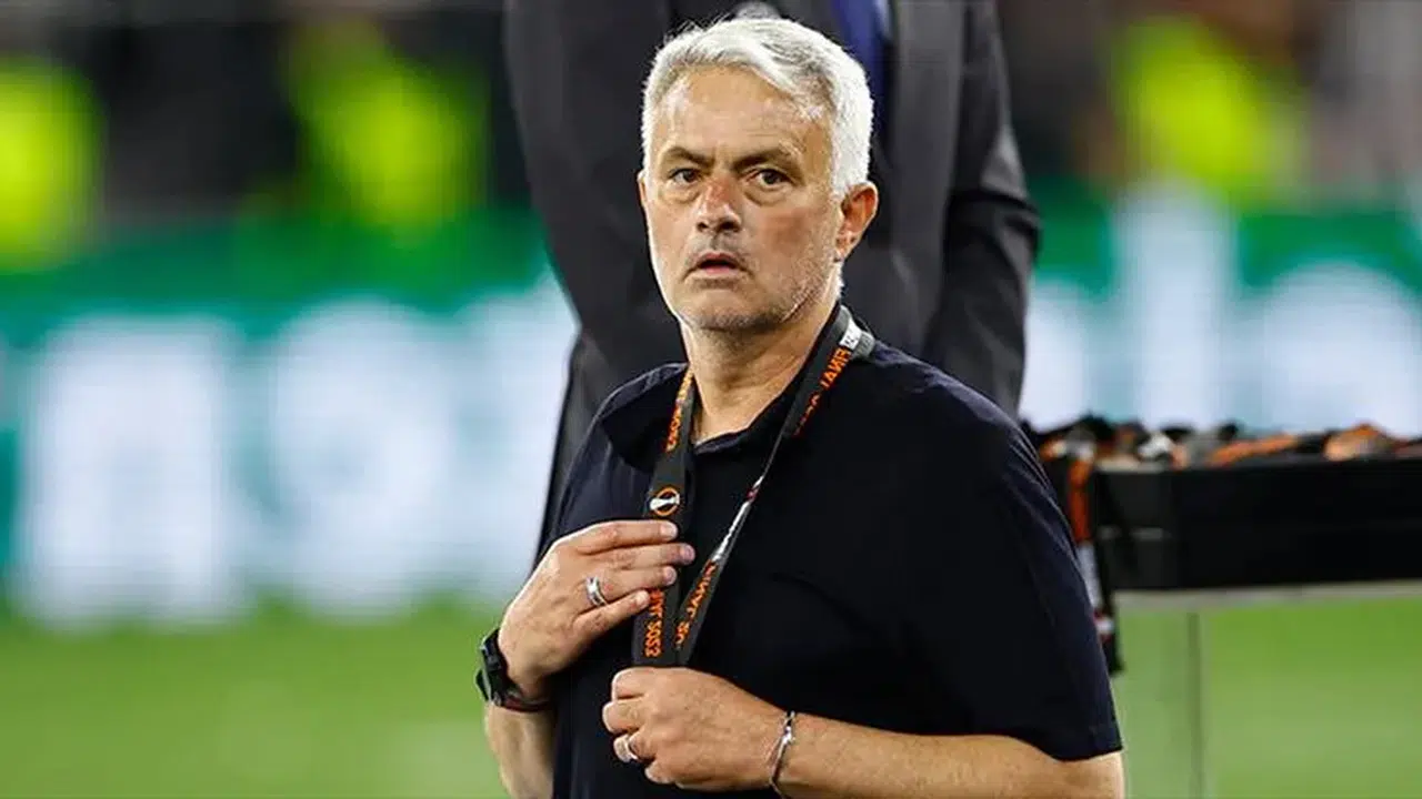 Benfica Elendi Ama Geceye Mourinho Damga Vurdu! Locaya Gitmedi, Maçı Takım Otobüsünde İzledi