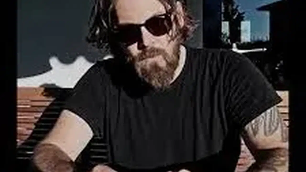 Tuğkan Gönültaş (Elraenn) boyu kaç ne zaman doğdu, kaç yaşında, burcu ne, aslen nereli, mesleği ne, nereden mezun?