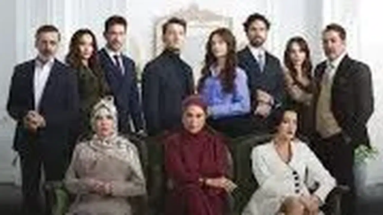 Aynı Yağmur Altında dizisinin yönetmeni ve senaristi kim?