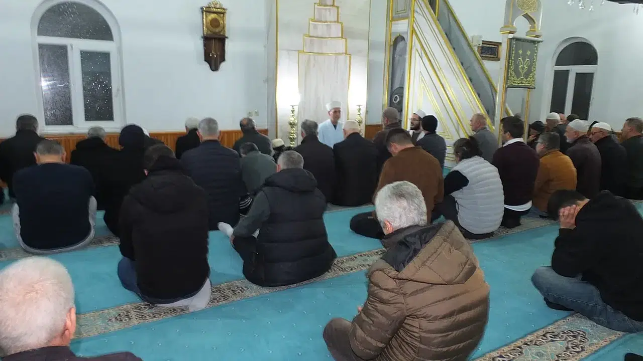 Ezan 3 Dakika Erken Okundu, İlçe İftara Koştu! Oruç Tartışmasına Müftülük Son Noktayı Koydu