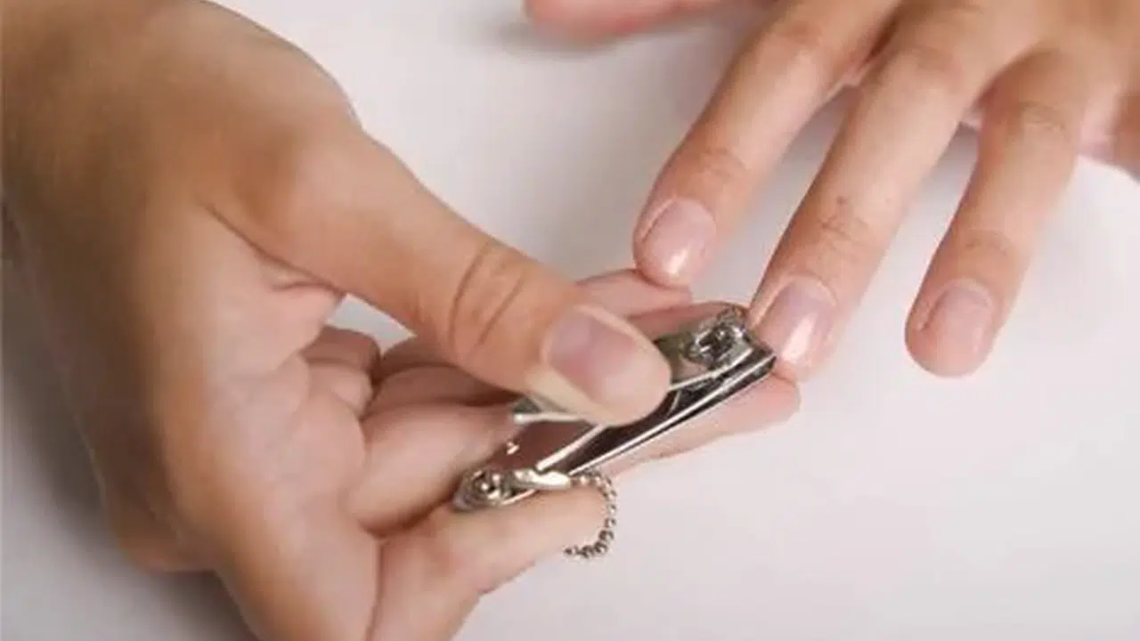 Oruç Tutarken Tırnak Kesmek Günah mı, Orucu Bozar mı, İbadete Zarar Verir mi?