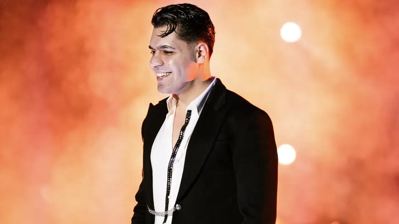 Emir Can İğrek’ten Bostancı Gösteri Merkezi’nde 12 dansçılı konser