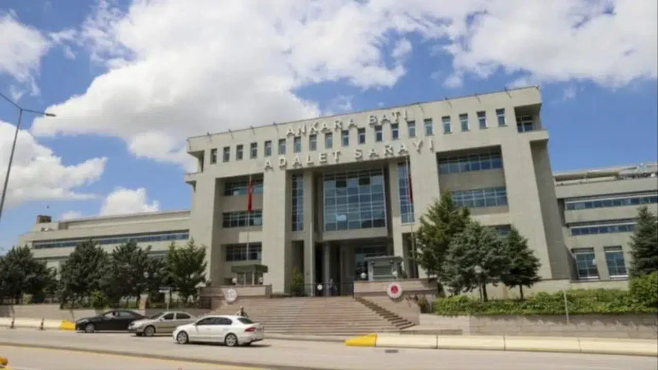 Ankara Batı Adliyesi’nde Film Gibi Olay! Kasadan Altınları Aldı