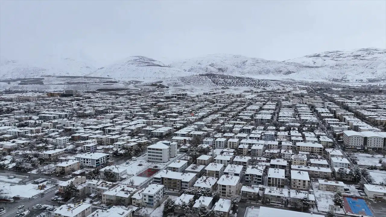 Erzincan'da Alarm: Ulaşım Durdu mu, Kar Kalınlığı Ne Kadar, Trafik Ne Zaman Açılacak?