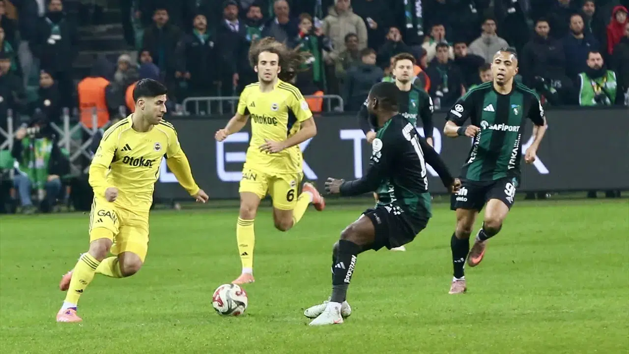 Fenerbahçe, Kocaelispor'u 2 golle devirdi