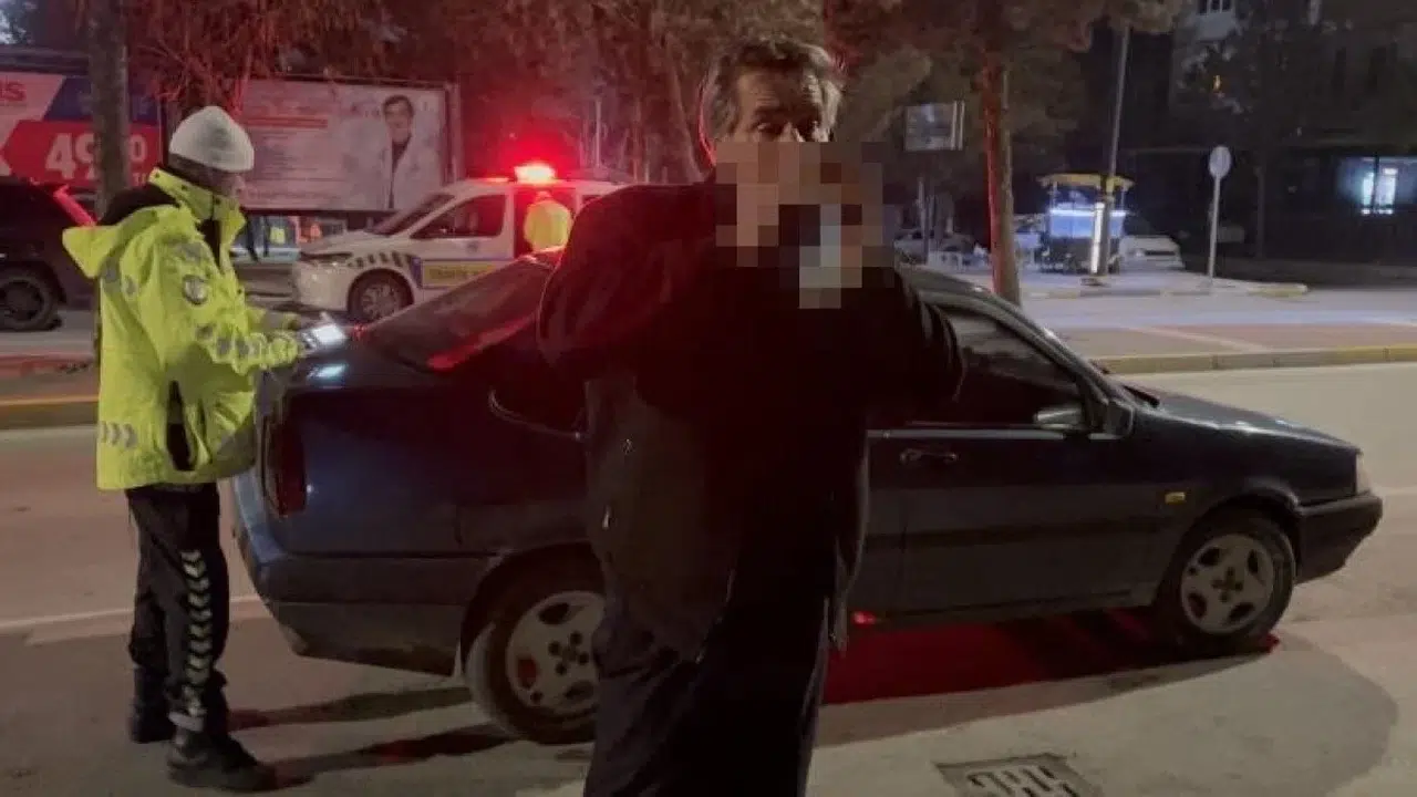 Aksaray’da 2.14 Promil Alkollü Sürücü Neden Polisin Önünde İçmeye Devam Etti, Gazetecilere Tükürükle Saldırdı mı?