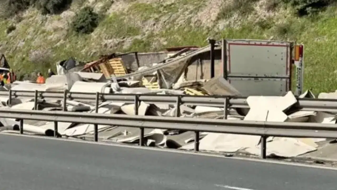 Otoyolu Kocaeli kesiminde trafik durumu ne (açık mı kapalı mı), İstanbul yönü ulaşıma açıldı mı, alternatif yol var mı?