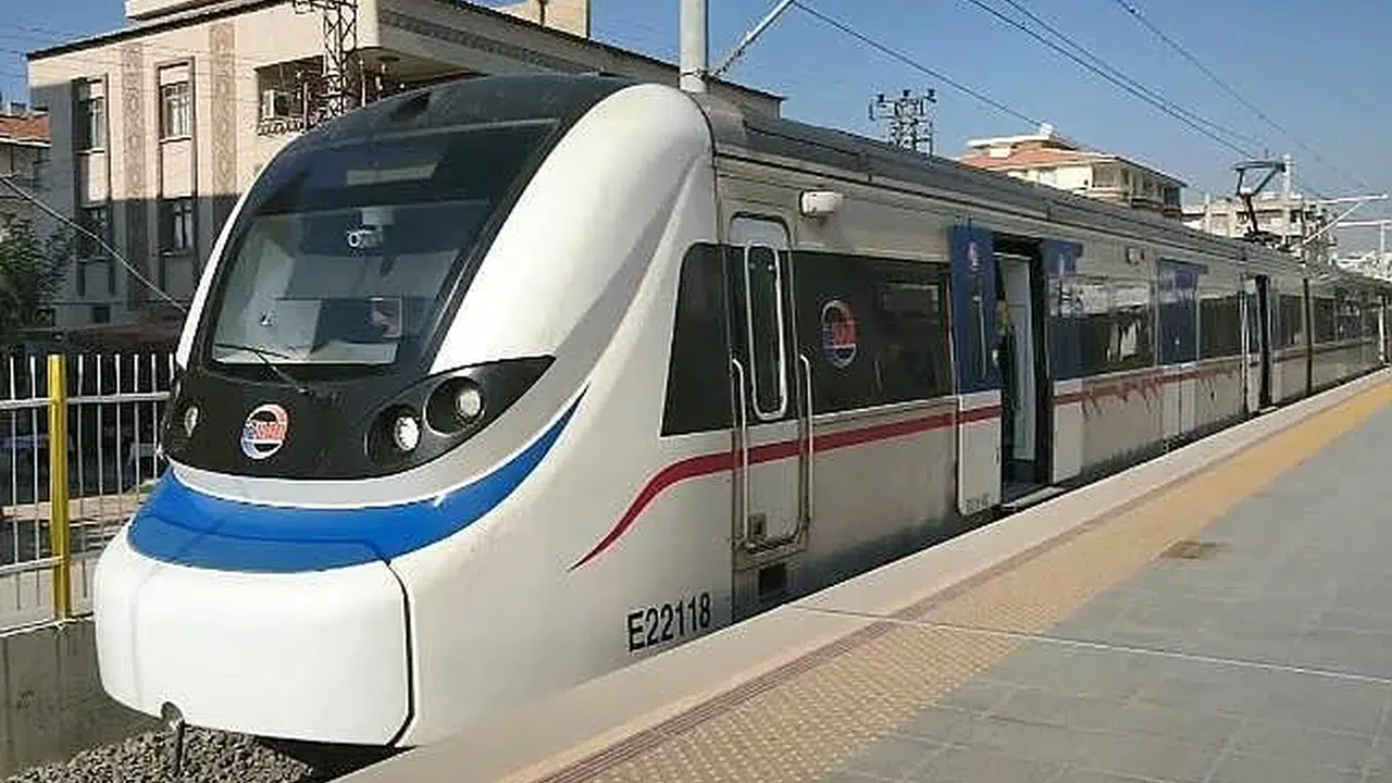 İZBAN 2026 çalışma saatleri, sefer sıklığı? İlk sefer ve son tren saat kaçta?