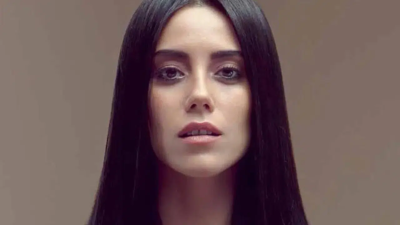 Cansu Dere aslen nereli, yaşı kaç, evli mi, eşi kim?