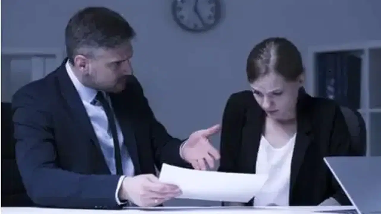 İş yerinde mobbing artıyor! Zorbalığa uğrayan çalışan ne yapmalı