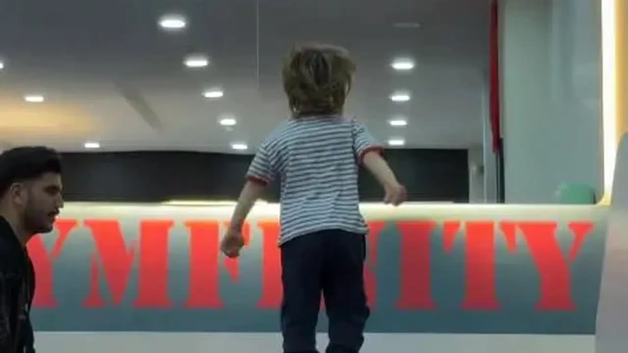 Minik Kurt Efe’den İlk Gösteri! Tatlıtuğ Çiftinin Oğlu Gündem Oldu