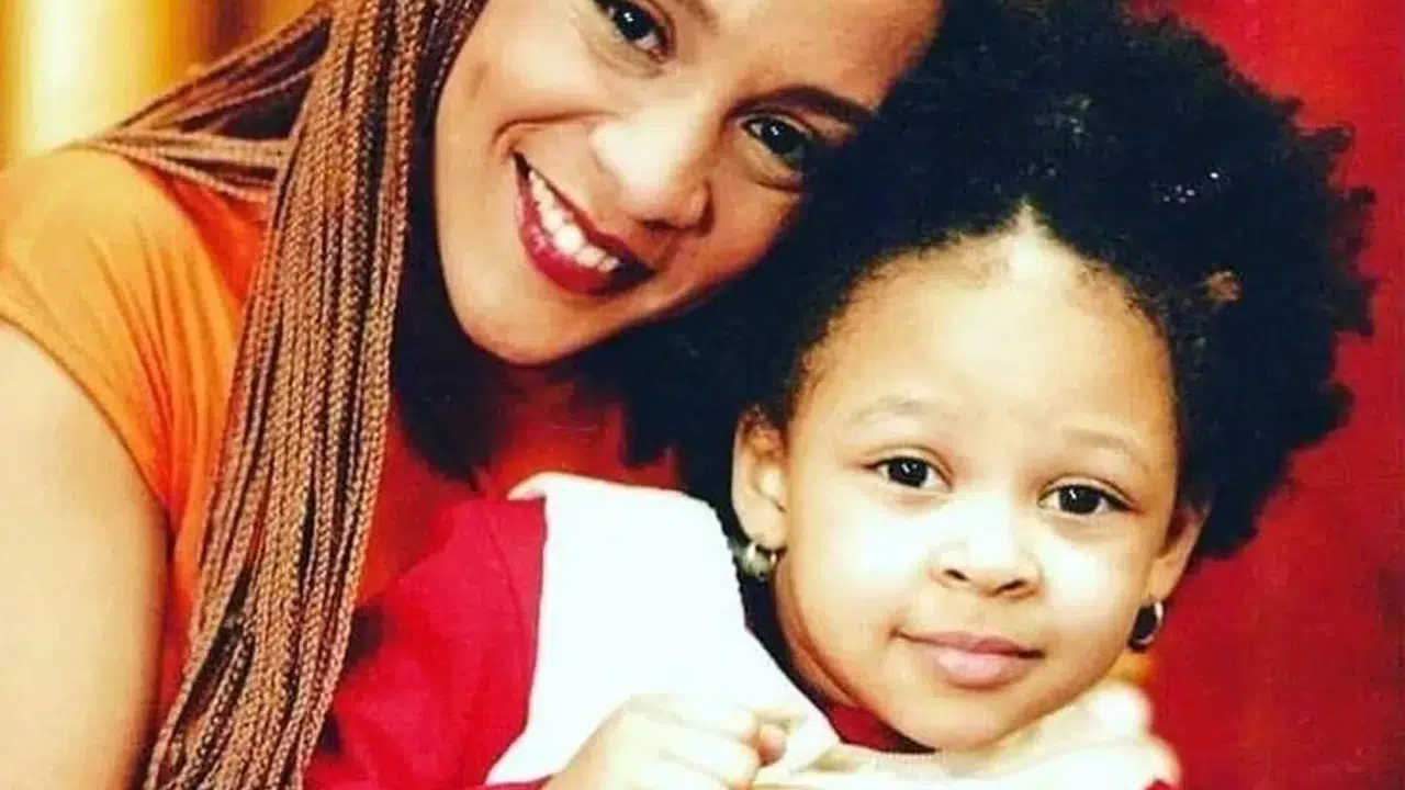 Defne Joy Foster’la İlgili Paylaşımlar Sosyal Medyada Dikkat Çekti!