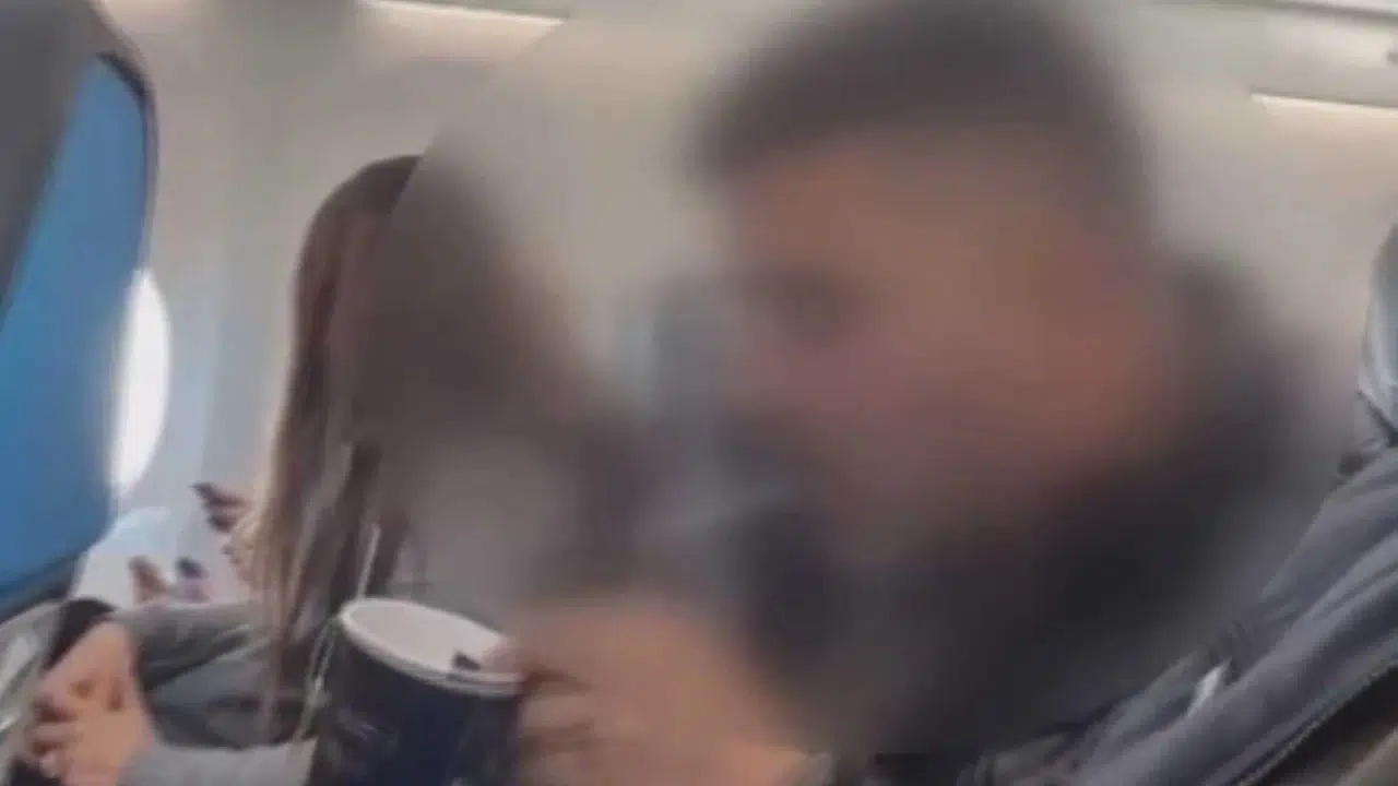 Uçakta sigara içti Ajet acımadı! İşte verilen ceza