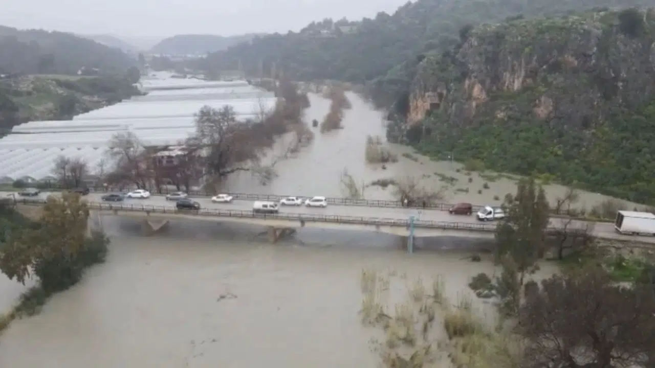 Antalya-Konya Yolu Kapanırken Manavgat Şelalesi Sulara Karıştı! Felaketin Görüntüleri Yürek Burktu
