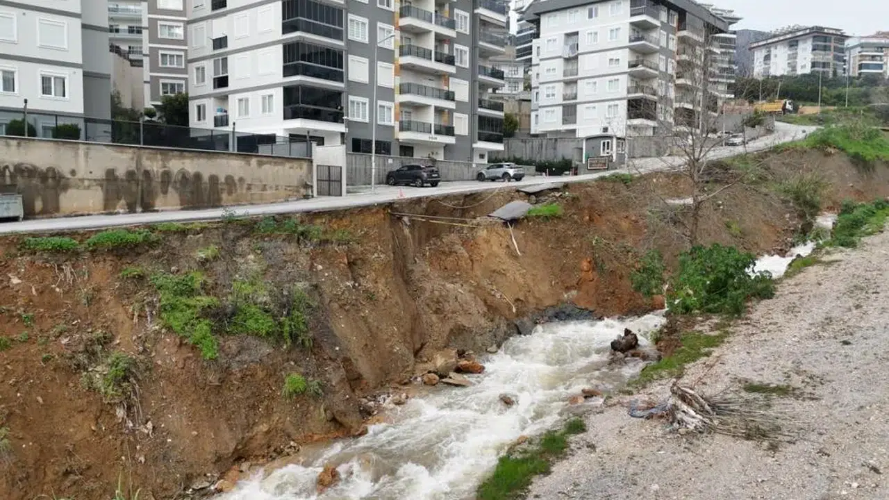 Sağanak felaketi: Şiddetli yağış sonrası yol çöktü!