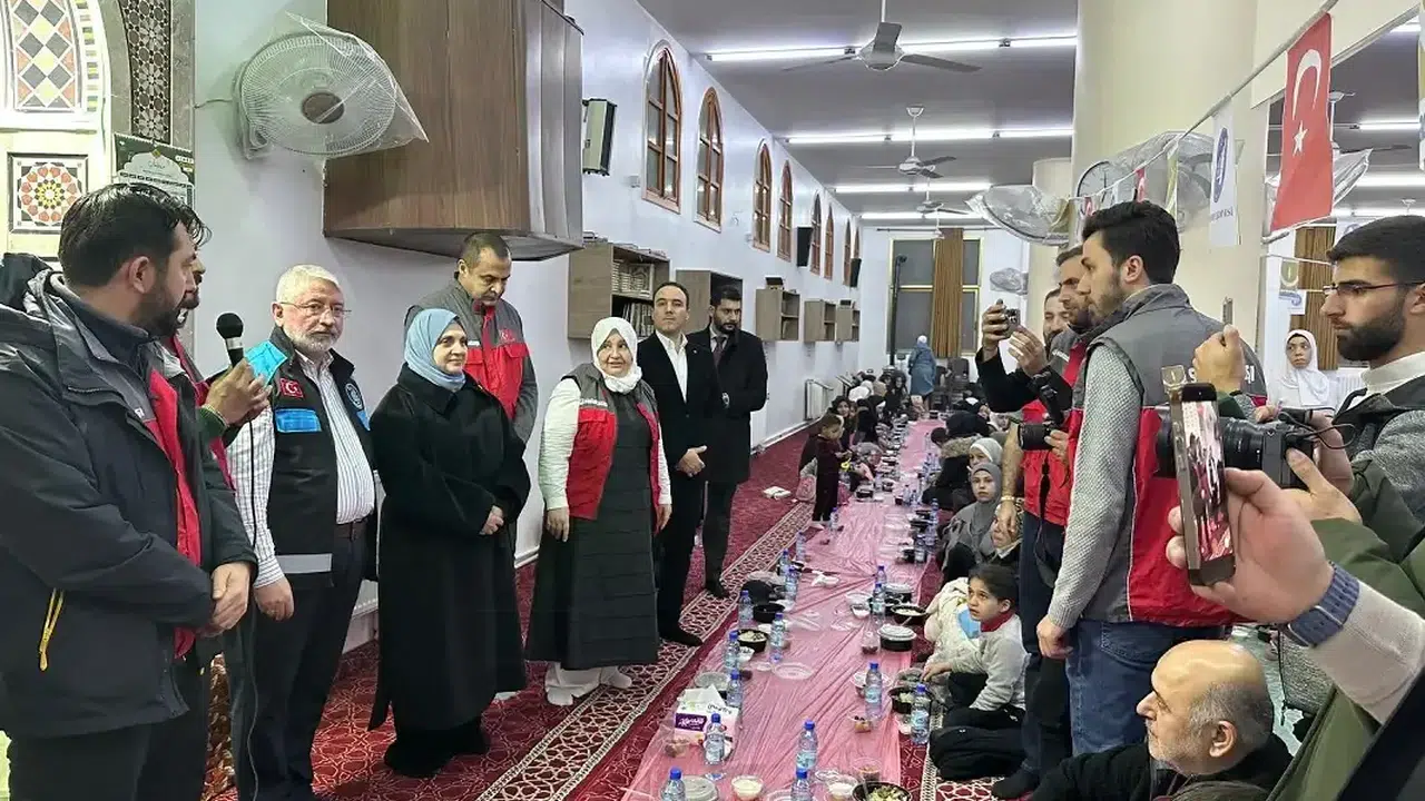 Ramazan’da sınırları aşan sofralar: AK Partili belediyeler 5 ülkede iftar kuruyor