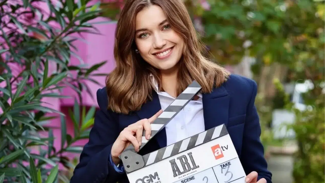 Afra Saraçoğlu'nun sevgili listesi, Eski ve Yeni Sevgilileri Kimler? Ünlü Oyuncunun Aşk Hayatı neden merak konusu oldu?