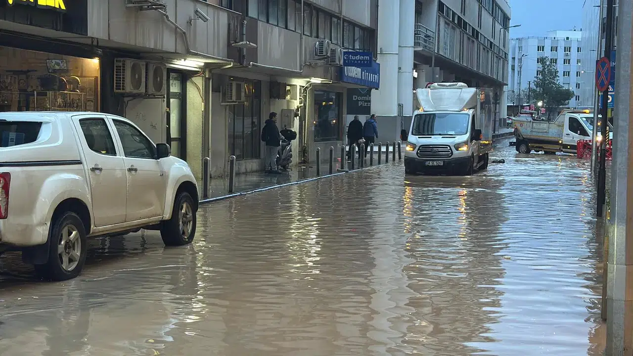 Her yağmurda aynı manzara: İzmir Büyükşehir Belediyesi yine sınıfta kaldı!