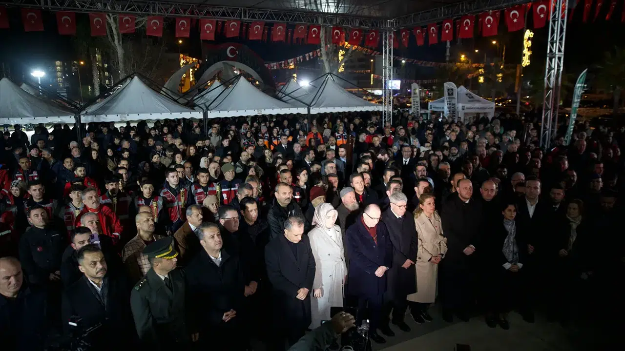 Asrın felaketinin 3.yılında hayatını kaybedenler dualarla anıldı