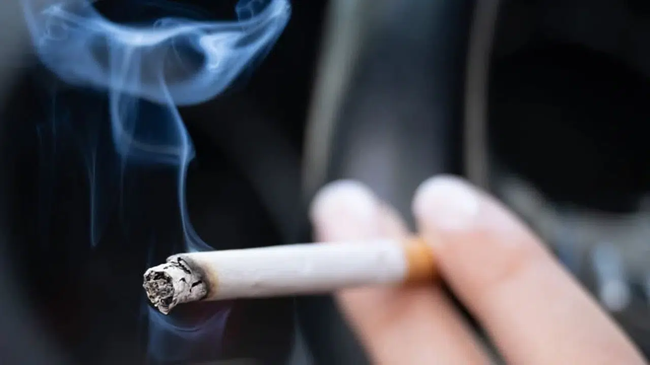 Sigara içenler dikkat! Sigara yasaklarına yeni düzenleme geliyor mu? “5 metre” kuralı nedir, nerelerde geçerli olacak?