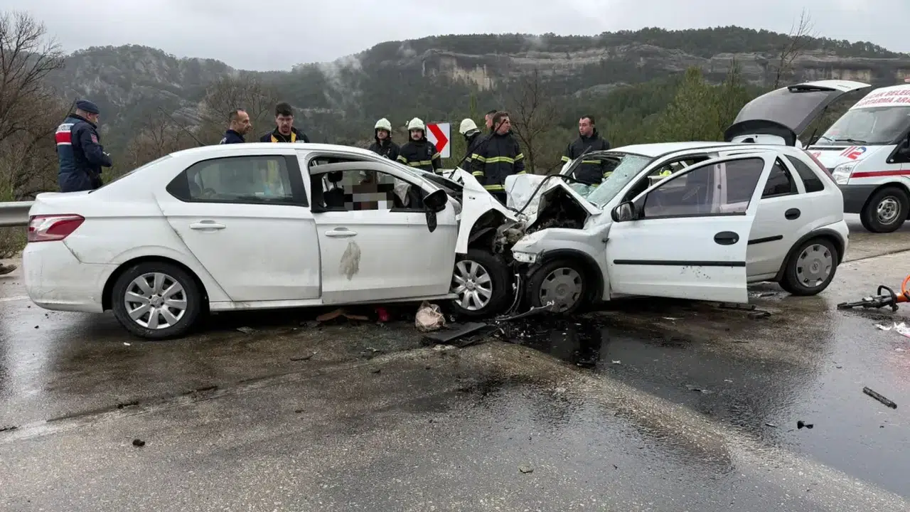 Burdur’da iki otomobil kafa kafaya çarpıştı...6 ölü, 6 yaralı var!