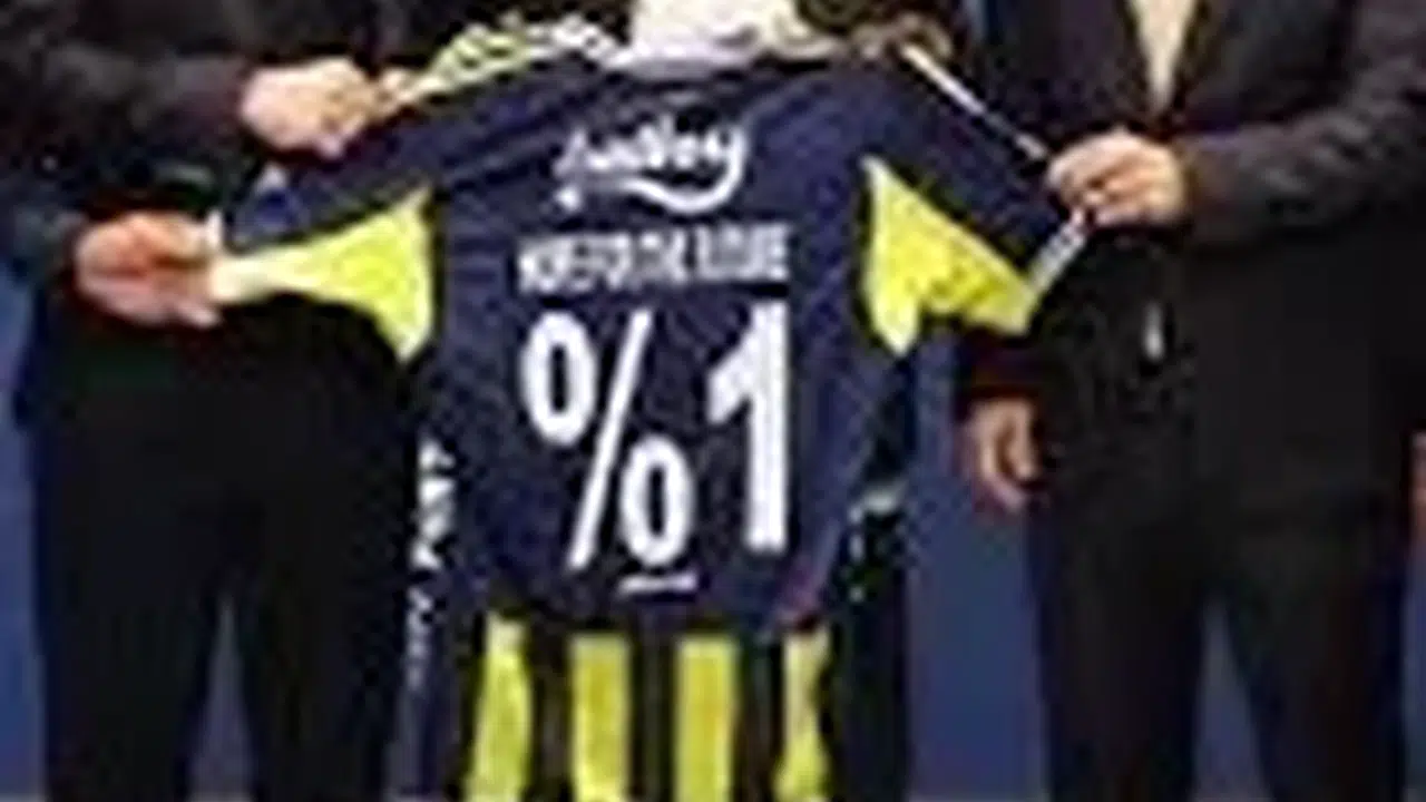 Fenerbahçe’nin Yeni Transferi N’Golo Kante İmza Töreninde Ayakkabılarıyla Neden Gündem Oldu?