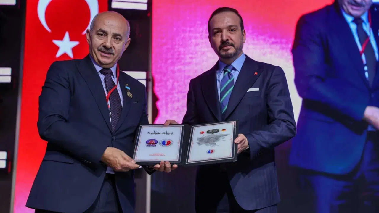 Almanya’daki Zirvede Kürşad Zorlu’ya Türk Dünyası Hizmet Ödülü