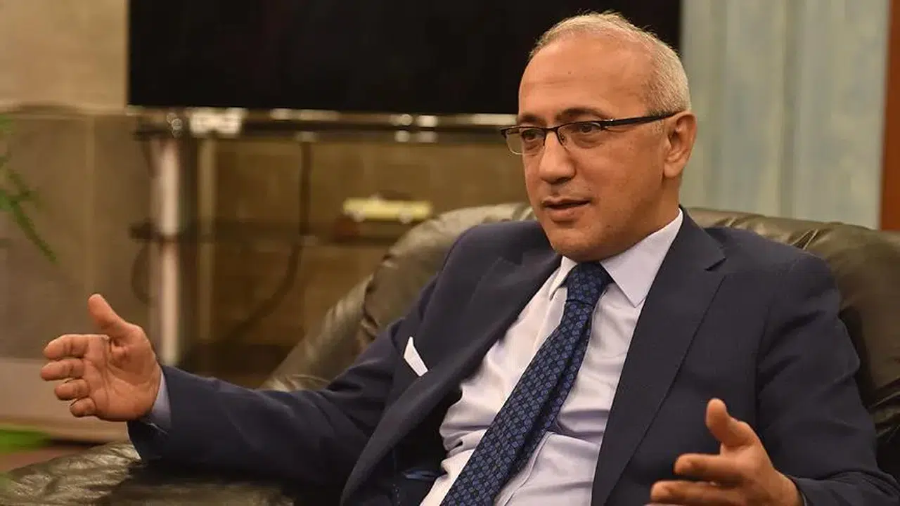 Lütfi Elvan kaç yaşında, aslen nereli, hangi görevlerde bulundu, mesleği ne, evli mi, kaç dil biliyor?