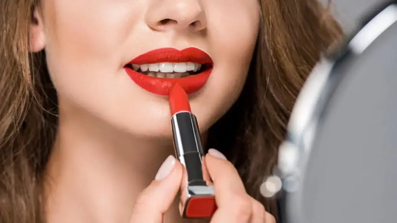 Diyanet’e göre oruçluyken makyaj yapmak caiz mi, ruj orucu bozar mı, günah mı?