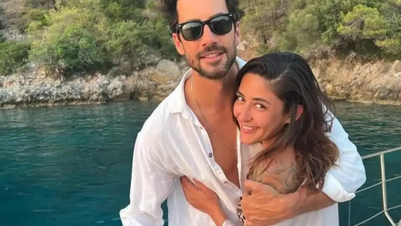 Melek Mosso Eşinden boşandı mı, kiminle evlendi, Türk mü? Ünlü Şarkıcının Hayatı ve Kökeni