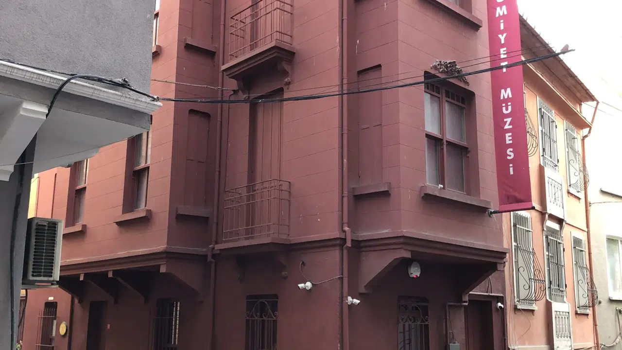 Orhan Pamuk Cihangir’de Kaç Dairesi Var?