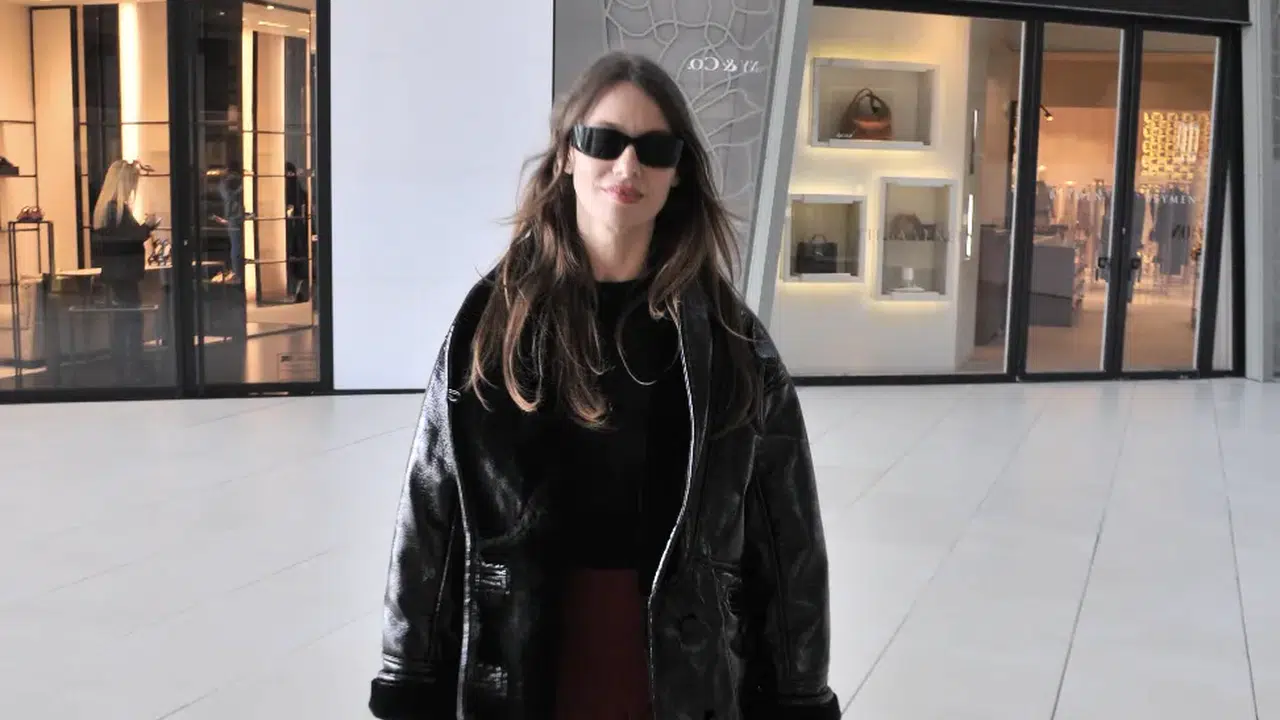 Ünlü oyuncu Tuba Ünsal spor kombiniyle AVM’de