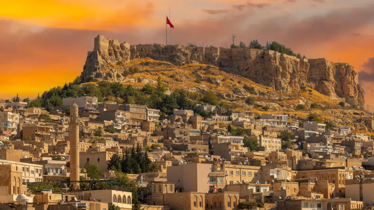 Mardin’in en çok ziyaret edilen yerleri hangileri, tarihi kaleler, kiliseler ve medreseler nerede?