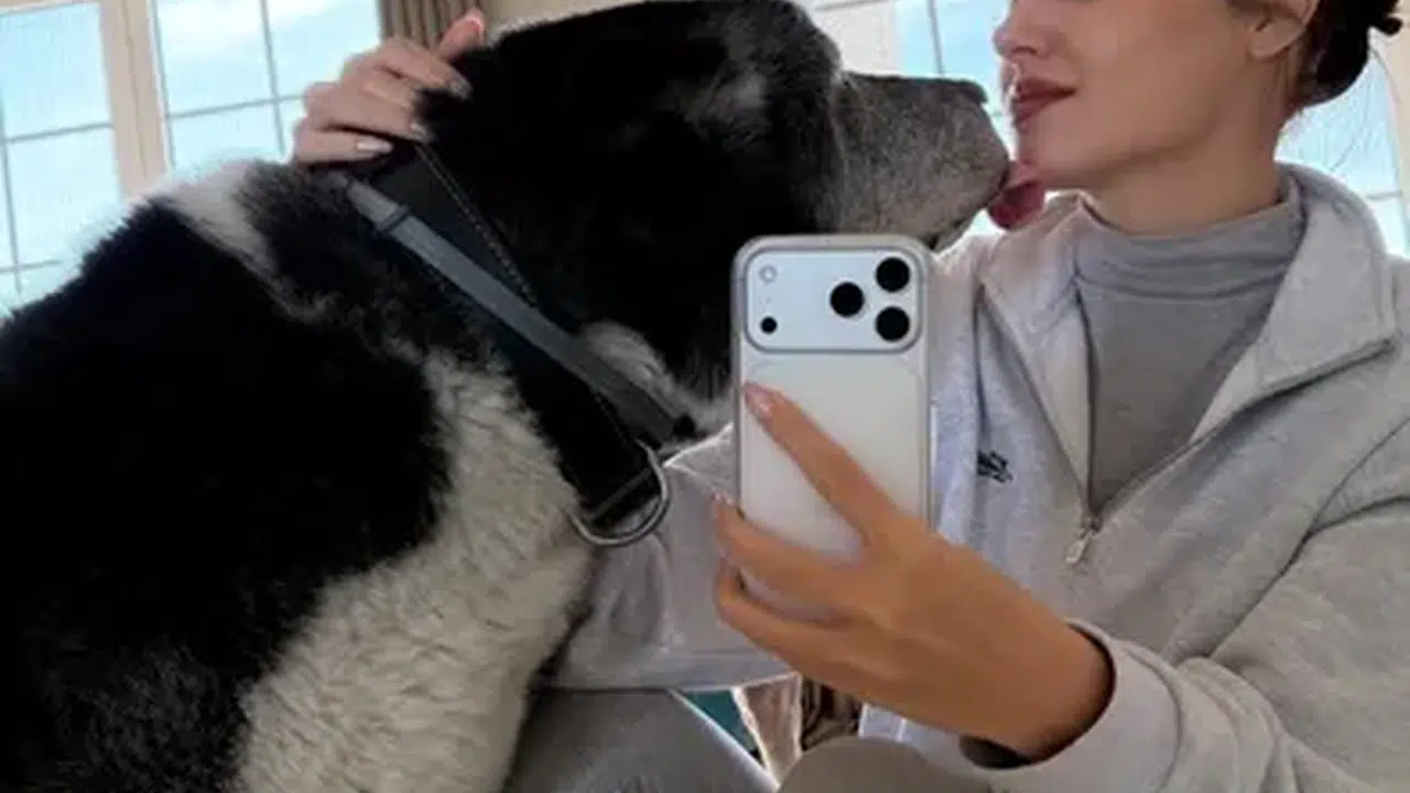 Hande Erçel’den Gülümseten Kare: “Yakışıklım” Notu Olay Oldu