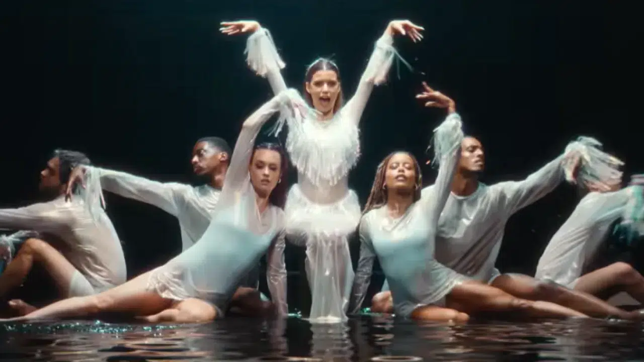 Beren Saat'in yeni saatinin ismi nedir, ne zaman çıktı, ne anlatıyor? CapitaliZoo şarkı sözleri!